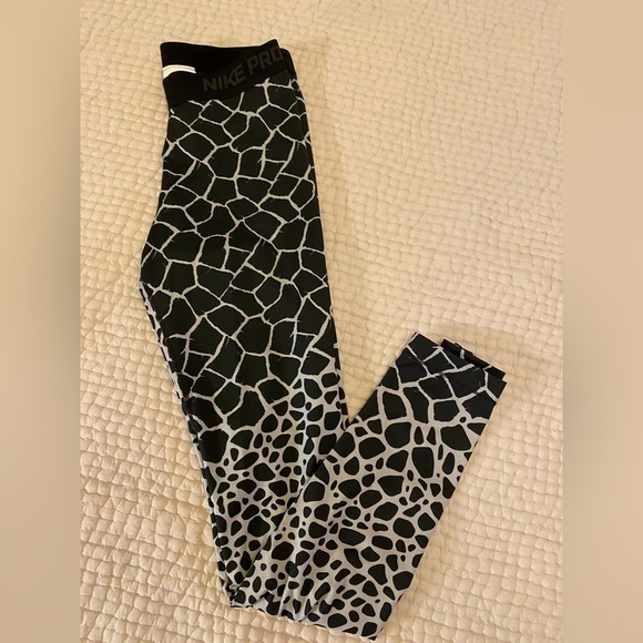 Nike| Medium| Nike Pro dry fit leggings| worn once | great condition. - Picture 3 of 3